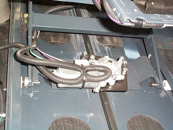riconseatbasemotor.jpg (65875 bytes)